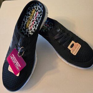 NEW NEVER WORN SKECHERS SLIP ON SNEAKER  NAVY